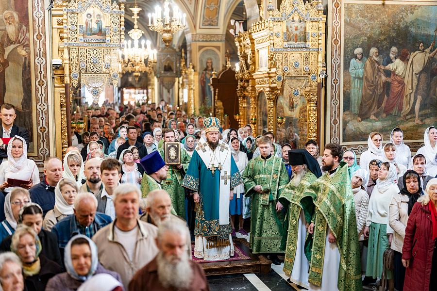 Божественная литургия и вечерня с чтением коленопреклонных молитв в Троицком кафедральном соборе Подольска